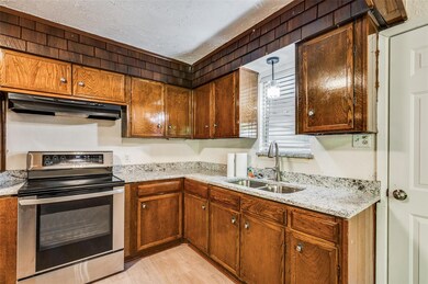 709 Brookfield Dr, Hurst, TX 76053 - photo 5