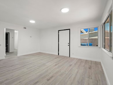 P1588403