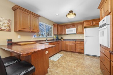 19 Cortland Dr, Minot, ND 58703 - photo 4