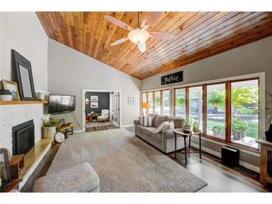 5-web-or-mls-Living Room (3)-Edit