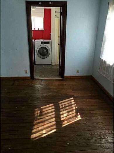 Master Bath/Spa. 1st floor full bath with washer/d