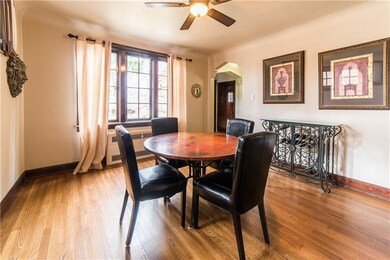 Beautiful coved ceilings in the dining room