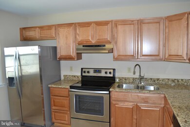 2339 Hunters Square Ct, Reston, VA 20191 - photo 3