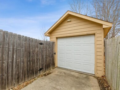 2513 SE 18th St, Des Moines, IA 50320 - photo 3