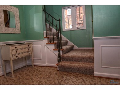 Foyer - Roomy; Great for greeting guests.