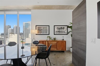 Centro unit 1810, Miami, FL 33131 - photo 7