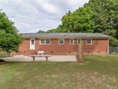 Extended back yard patio perfect for entertaining!