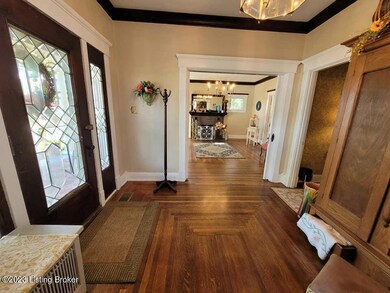 908 highland foyer pic2