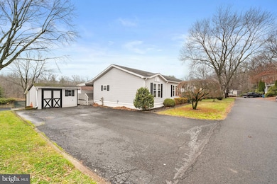 907 Lakeview Dr, Green Lane, PA 18054 - photo 2