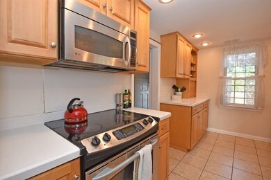 8 Mayflower Cir, Worcester, MA 01606 - photo 6