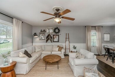 6917 Halsey Dr, Shawnee, KS 66216 - photo 4