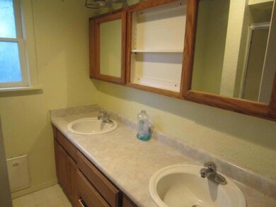 924 SW Rogue River Ave, Grants Pass, OR 97526 - photo 6