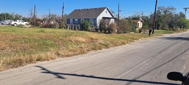 304 Burkett St, Taylor, TX 76574 - photo 3