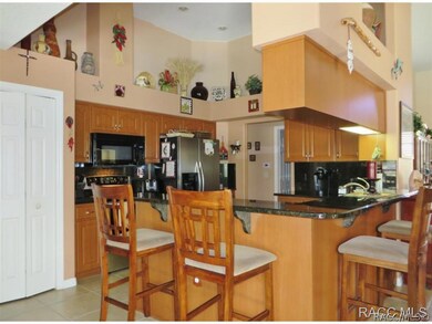 Kitchen w/wrap around bar