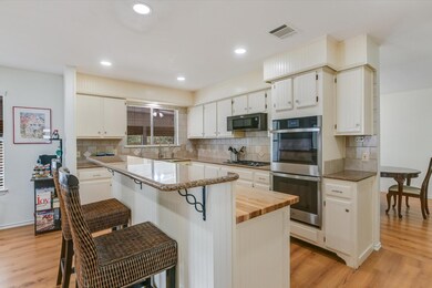 Kitchen with appliances with stainless steel fini