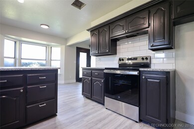 1803 Lakeview Dr, Sulphur, OK 73086 - photo 5