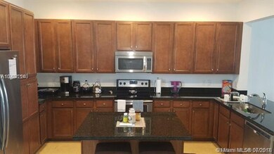 Kitchen with italian cabinets and quarz counters