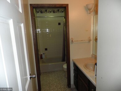 Main Floor Full Bath (connnects to MBR)