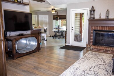 Living room, brand new flooring