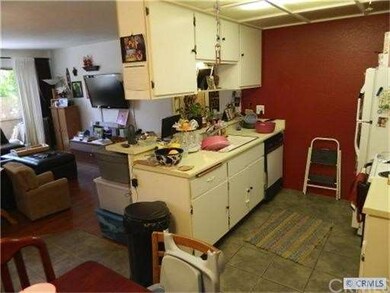 Kitchen with Eat Up Counter