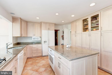 8906 Honeybee Ln, Bethesda, MD 20817 - photo 7