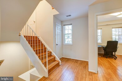 10444 Parthenon Ct, Bethesda, MD 20817 - photo 3