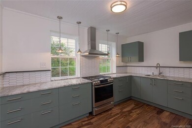 Contemporary updated kitchen NEW appliances (gas oven/range)!!!