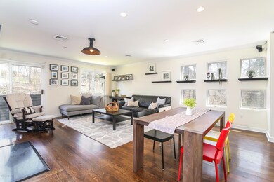 007-Living_Room-3965999-medium