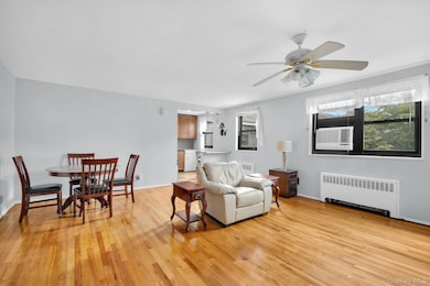 21-29 Utopia Pkwy unit UPSTAIRS, Bayside, NY 11360 - photo 2