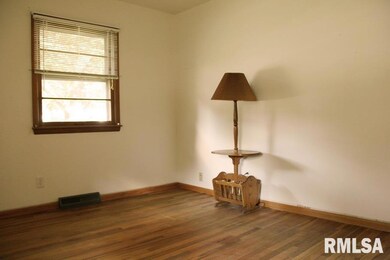 3726 Cedar St, Davenport, IA 52806 - photo 2