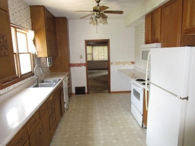 206 N Central Ave, Truman, MN 56088 - photo 2