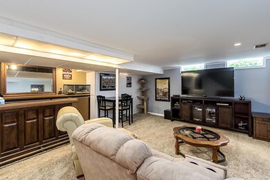 Finished Basement w Bar