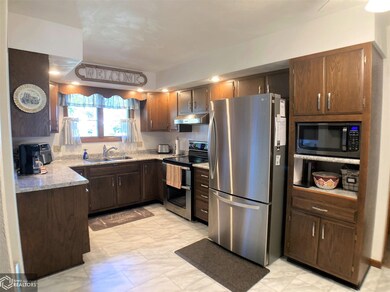 212 W 2nd St, Wayland, IA 52654 - photo 4