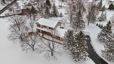 S14W31855 High Meadow Ln, Delafield, WI 53018 - photo 2