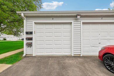 1362 S Glen Cir unit B, Aurora, IL 60506 - photo 2