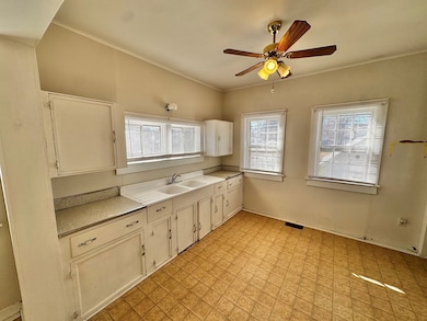 1109 W Tennessee Ave, Crewe, VA 23930 - photo 7