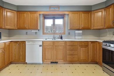 138 Stiles St, Genoa, IL 60135 - photo 4