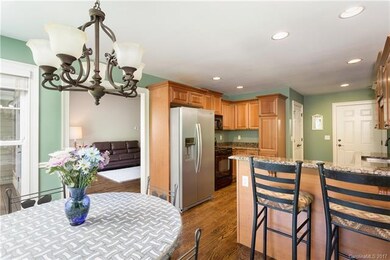 Dining nook and Casual dining at the kitchen bar