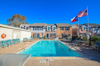 Well-kept pool, it's the ideal spot for relaxing o