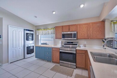 8218 Carriage Pointe Dr, Gibsonton, FL 33534 - photo 7