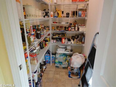 Kitchen - Huge walk-in Pantry
