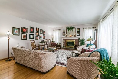 VERY LARGE LIVING ROOM