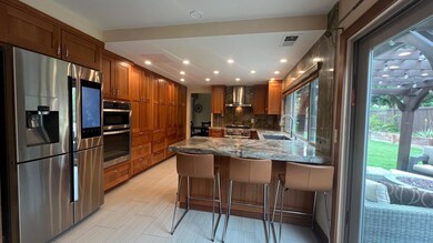 Kitchen and Breakfast Bar
