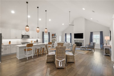 Open concept floorplan with vaulted ceilings