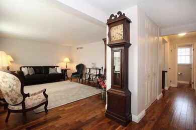 ENTRY / LIVING ROOM