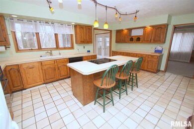 3511 N Elmwood Ave, Davenport, IA 52806 - photo 4