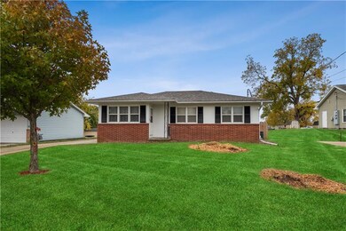 715 S 5th Ave E, Newton, IA 50208 - photo 2