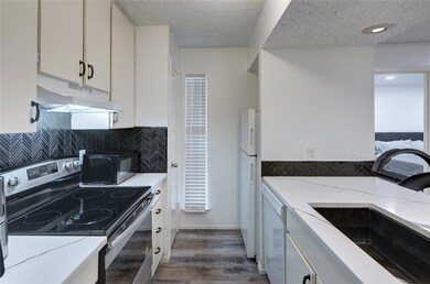 KITCHEN WITH QUARTZ COUNTERTOPS