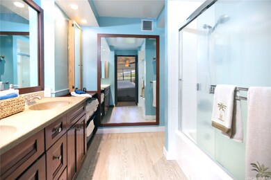 Main bathroom ensuite with hanging jewelry box and