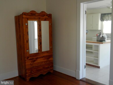 107 S High St unit . B, Edinburg, VA 22824 - photo 4